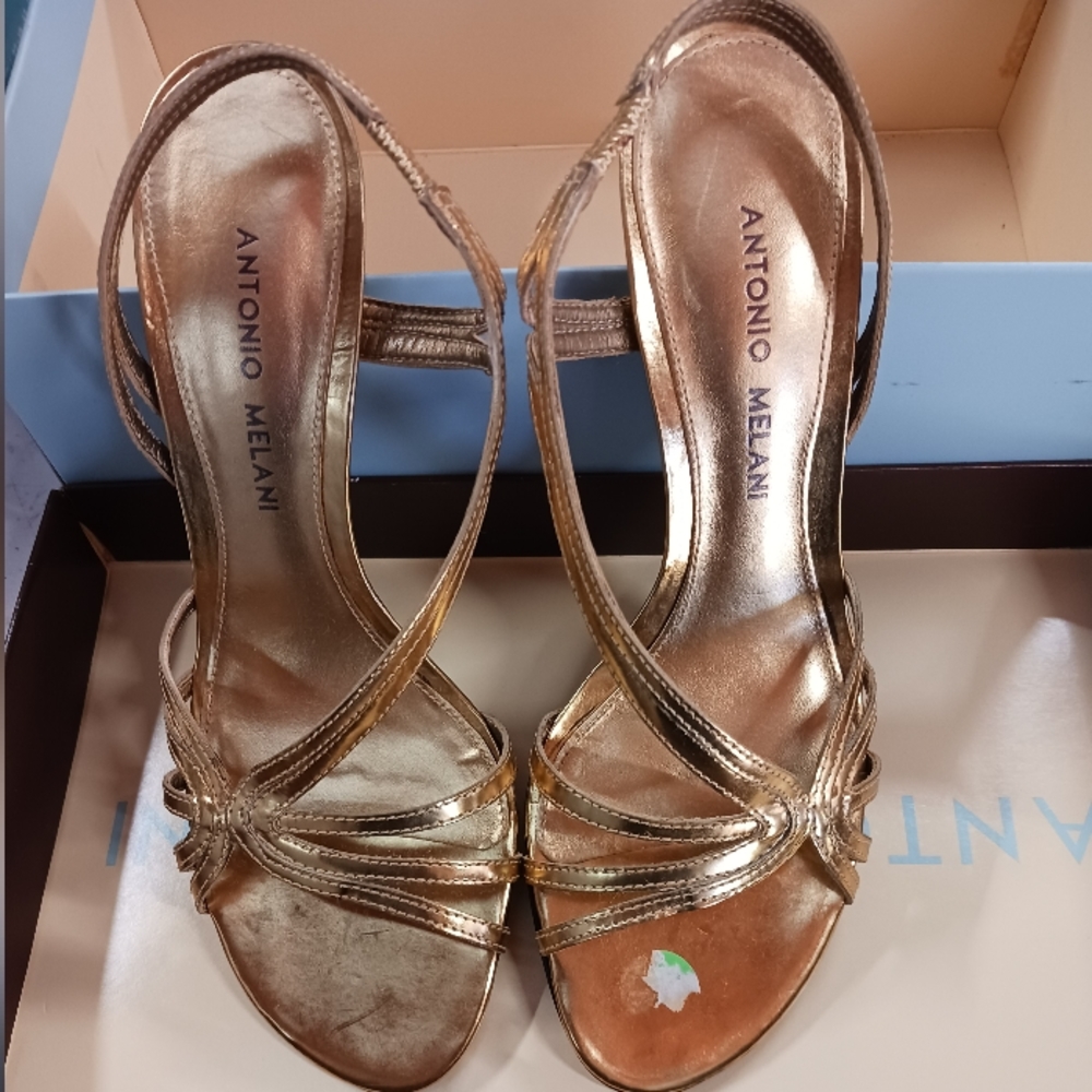 Tacones con tiras doradas de Antonio Melani Size: 61/2M